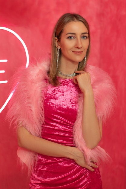 Jonge mooie vrouw in roze jurk close-up op de roze vacht achtergrondgeluid