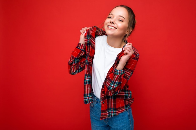 Jonge mooie vrouw in stijlvol rood hipster-shirt en casual wit t-shirt voor mockup positive