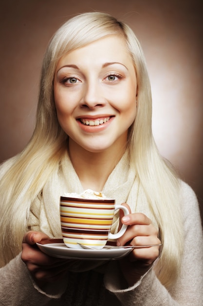 Jonge mooie vrouw koffie drinken