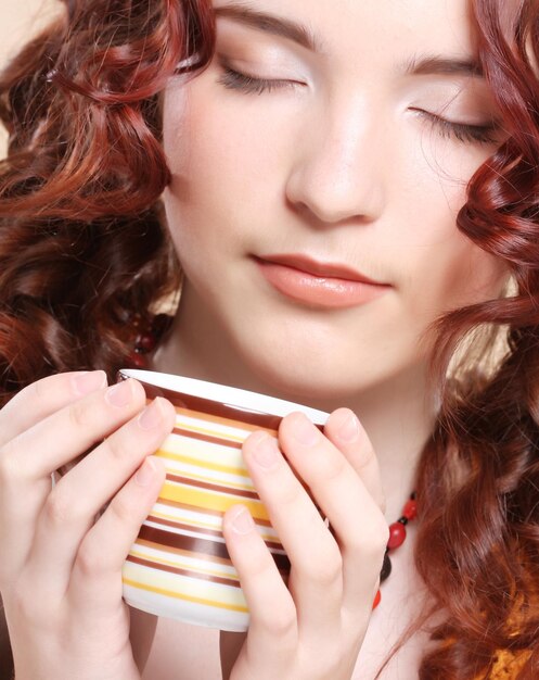 Jonge mooie vrouw koffie drinken