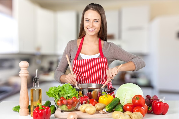 Jonge mooie vrouw Koken in de keuken