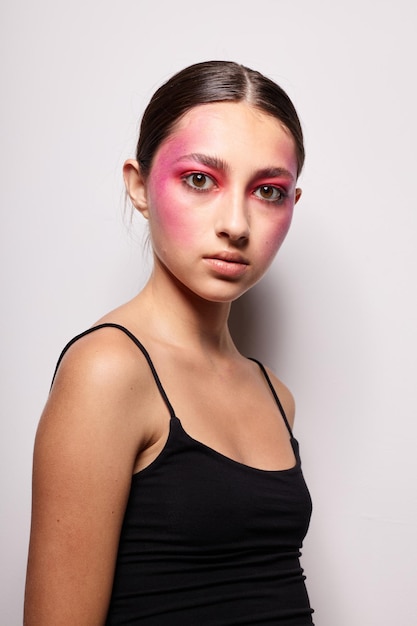 Jonge mooie vrouw lichte make-up poseren mode emoties geïsoleerde achtergrond ongewijzigd Hoge kwaliteit foto