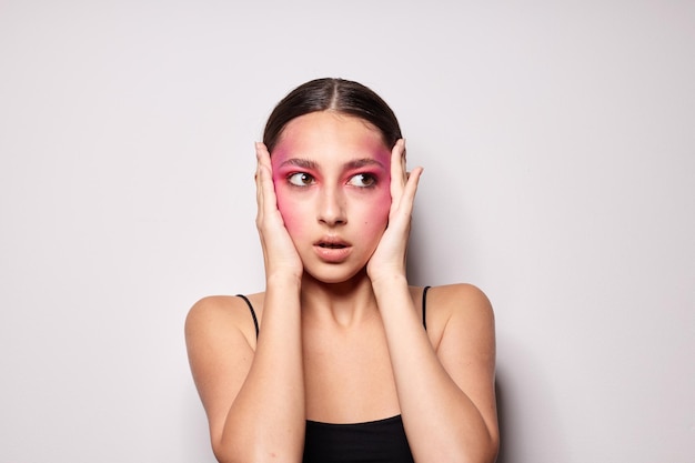 Jonge mooie vrouw lichte make-up poseren mode emoties geïsoleerde achtergrond ongewijzigd