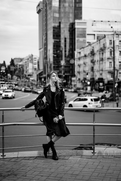 Foto jonge mooie vrouw loopt door de stad in europa, straatfoto, vrouw poserend in het stadscentrum