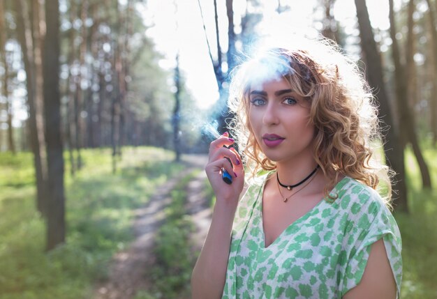 Jonge mooie vrouw loopt in het bos