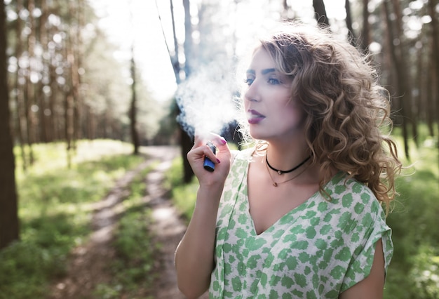 Jonge mooie vrouw loopt in het bos