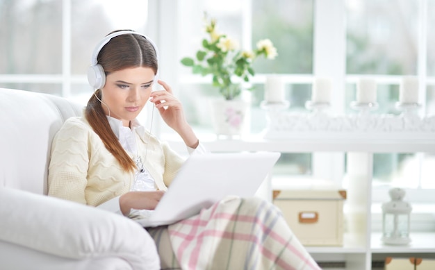 jonge mooie vrouw, luisteren naar muziek