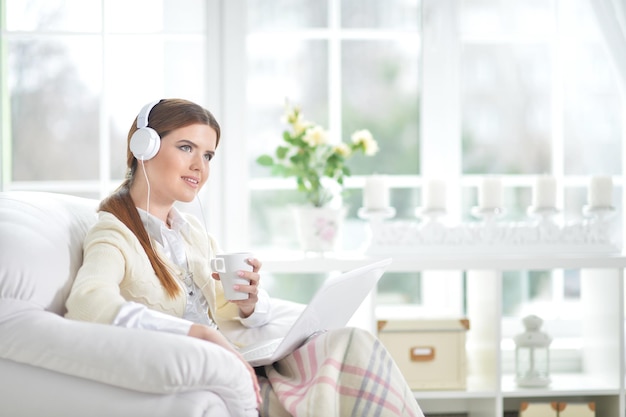 jonge mooie vrouw, luisteren naar muziek