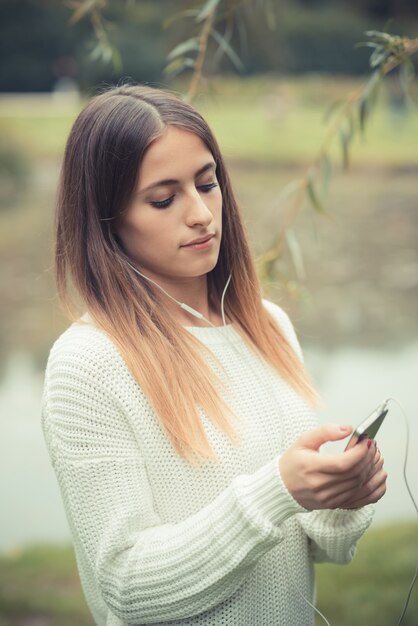 jonge mooie vrouw meisje herfst muziek luisteren