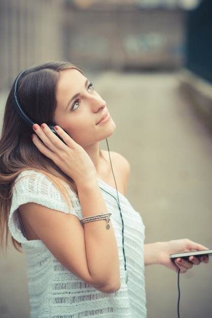 jonge mooie vrouw meisje herfst muziek luisteren