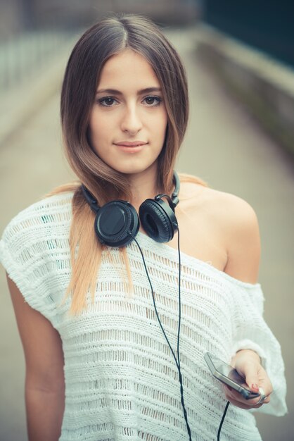 Foto jonge mooie vrouw meisje herfst muziek luisteren