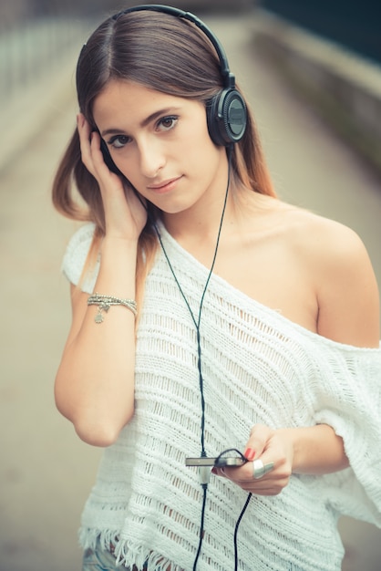 jonge mooie vrouw meisje herfst muziek luisteren