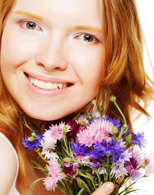 jonge mooie vrouw met bloemen