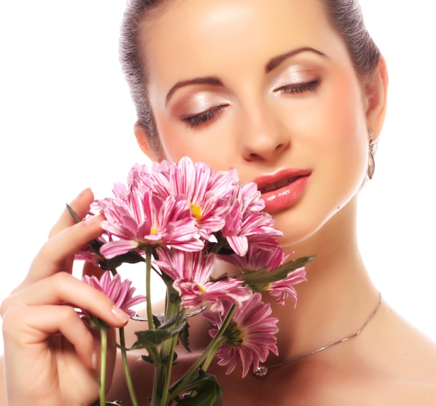 Jonge mooie vrouw met boeket van roze bloemen geïsoleerd op