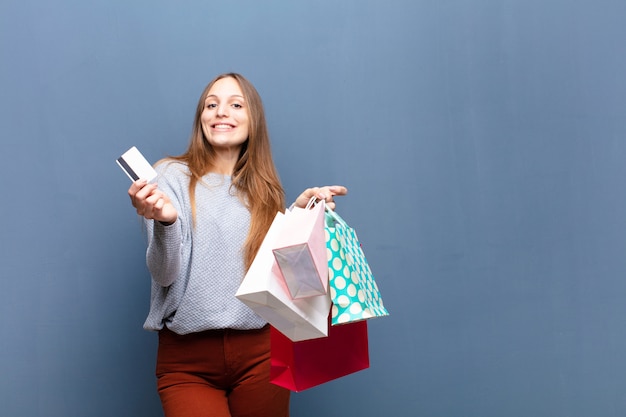 Jonge mooie vrouw met boodschappentassen