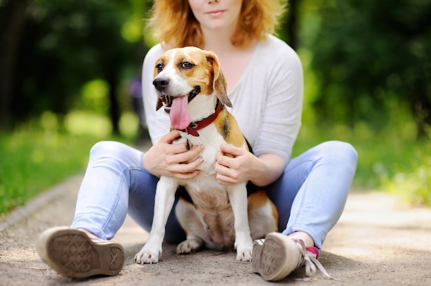 Jonge mooie vrouw met Brakhond