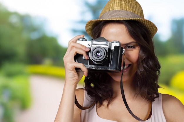 Jonge mooie vrouw met camera