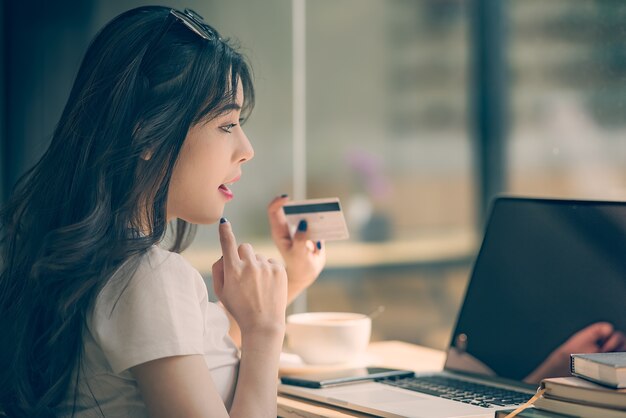 Jonge mooie vrouw met creditcard