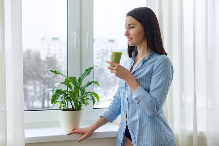 Foto jonge mooie vrouw met de drank van de dieetvitamine