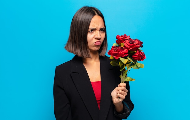 Jonge mooie vrouw met een boeket rozen