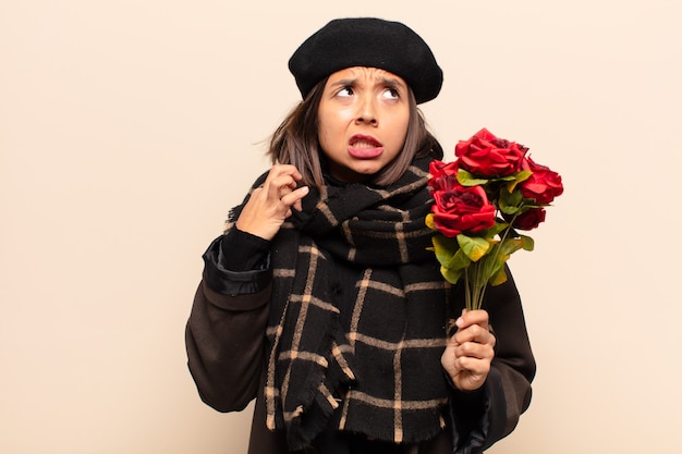 Jonge mooie vrouw met een boeket rozen