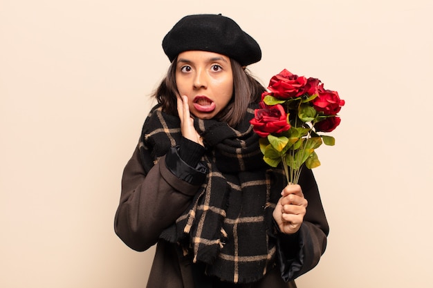 Jonge mooie vrouw met een boeket rozen