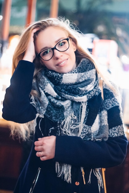 Foto jonge mooie vrouw met een bril in de winkel.