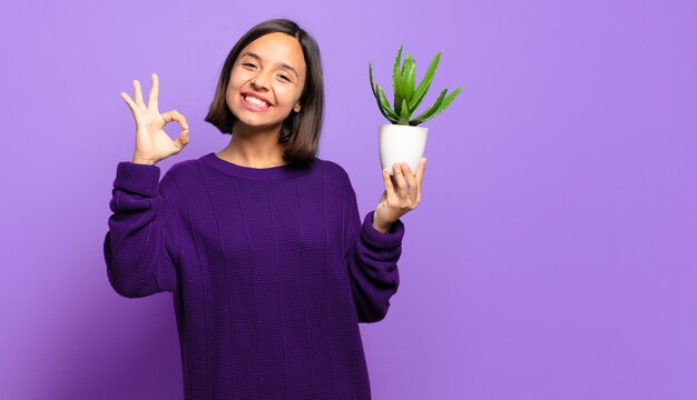 Jonge mooie vrouw met een cactus