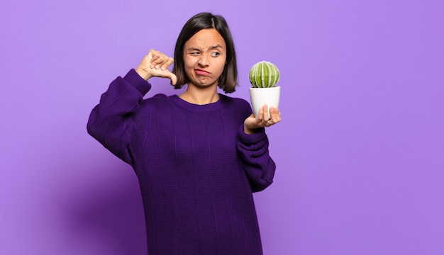 Jonge mooie vrouw met een cactus