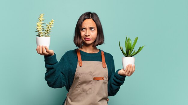 Foto jonge mooie vrouw met een cactus