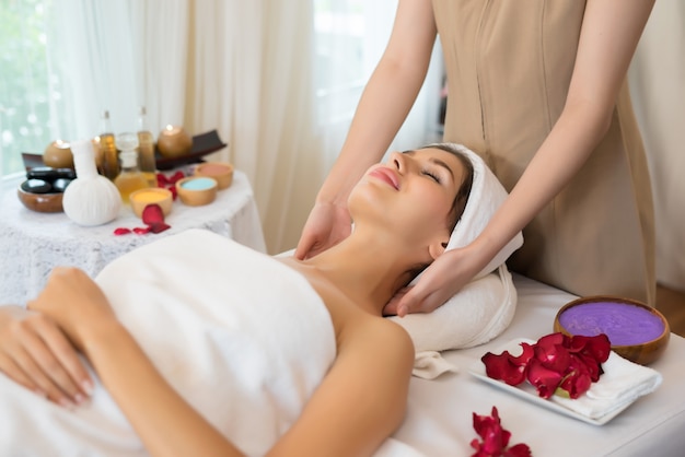 Jonge mooie vrouw met een gezonde massage van het lichaam in de spa salon. Schoonheidsconcept.