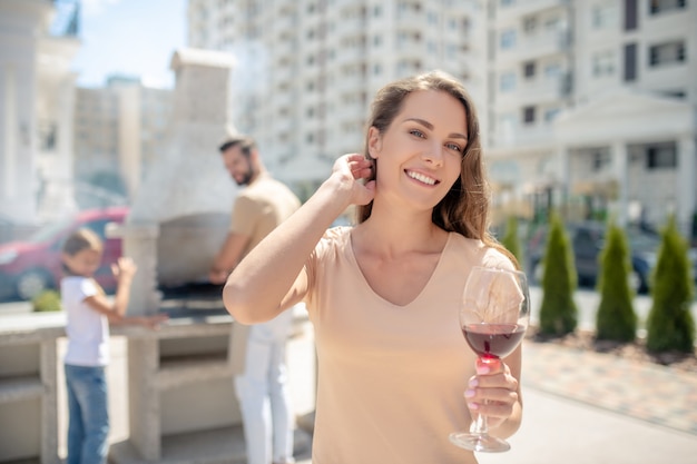 Jonge mooie vrouw met een glas wijn