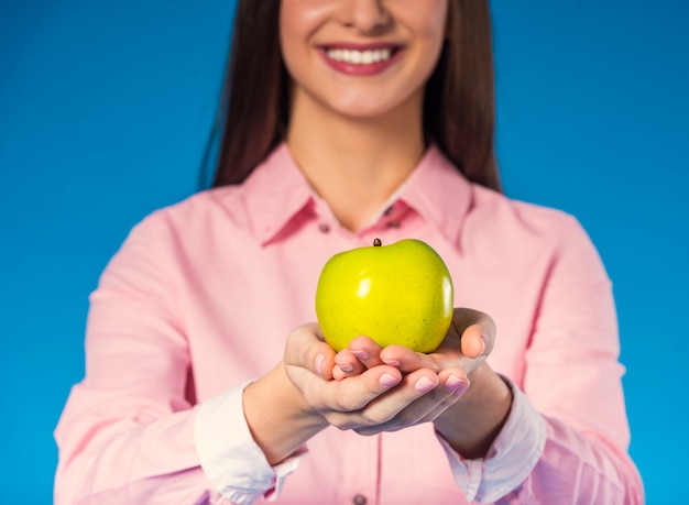 Jonge mooie vrouw met een groene appel.