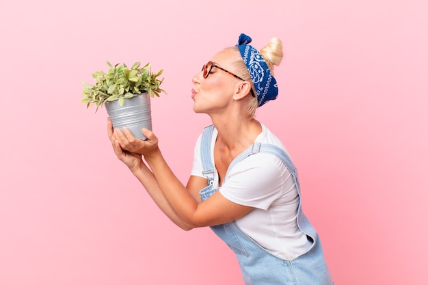 Jonge mooie vrouw met een kamerplant