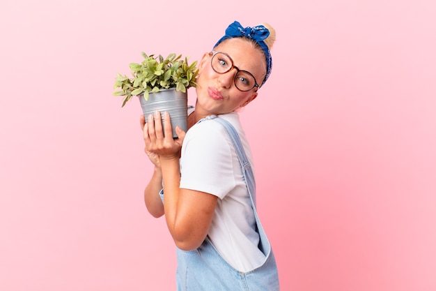 Jonge mooie vrouw met een kamerplant