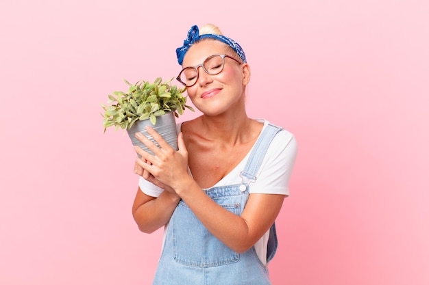 Jonge mooie vrouw met een kamerplant