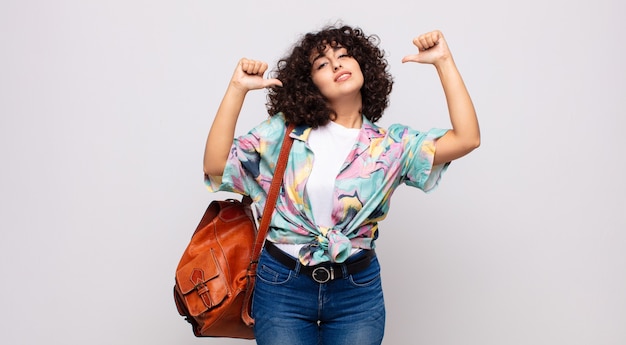 jonge mooie vrouw met een kleurrijk shirt en een rugzak