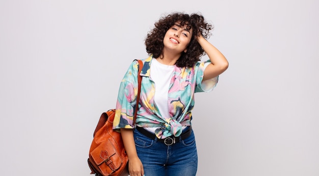 jonge mooie vrouw met een kleurrijk shirt en een rugzak