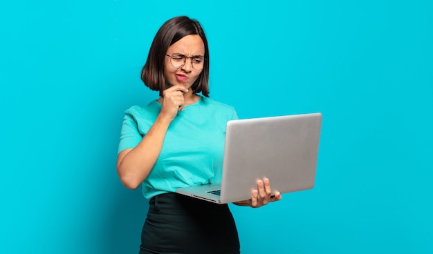 Jonge mooie vrouw met een laptop