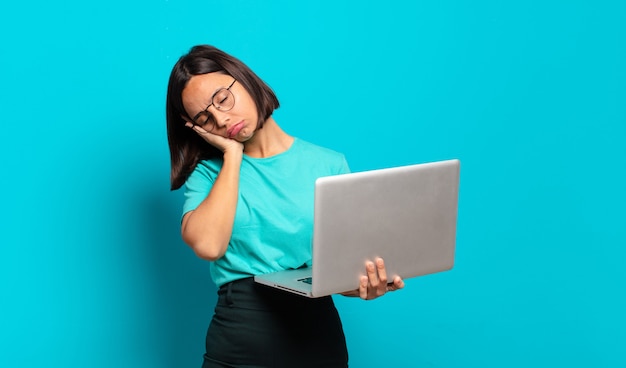 Jonge mooie vrouw met een laptop