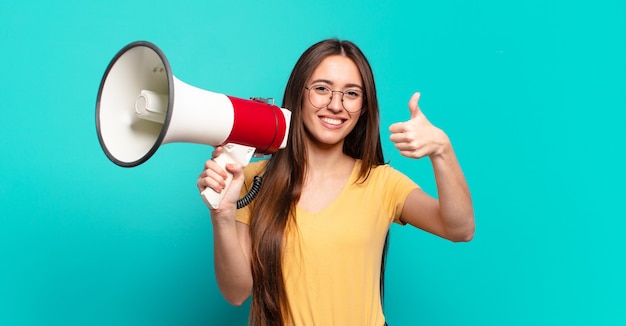 Jonge mooie vrouw met een megafoon