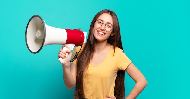 Jonge mooie vrouw met een megafoon