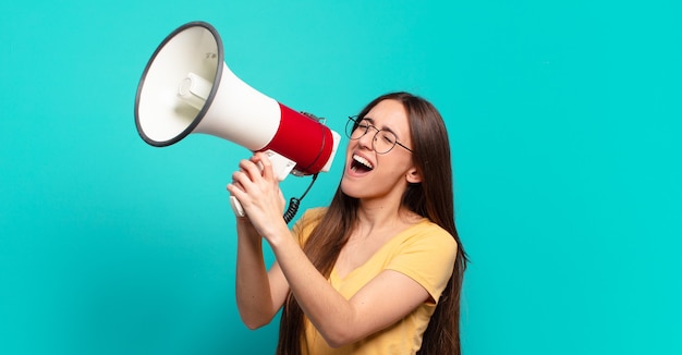 Jonge mooie vrouw met een megafoon