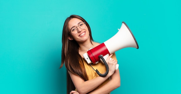 Jonge mooie vrouw met een megafoon