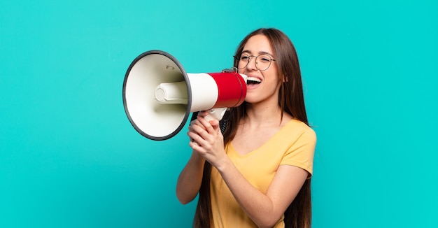 Jonge mooie vrouw met een megafoon