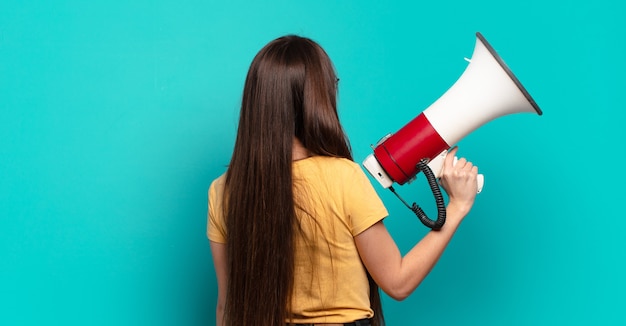 Jonge mooie vrouw met een megafoon