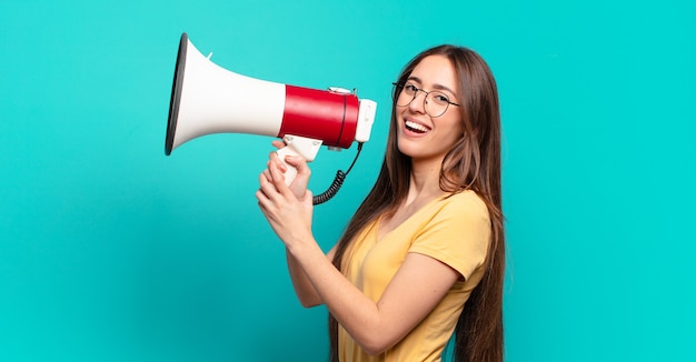 Jonge mooie vrouw met een megafoon