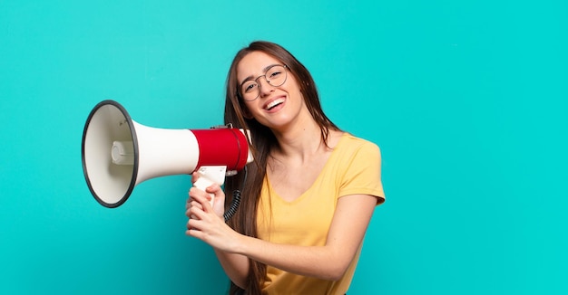 jonge mooie vrouw met een megafoon