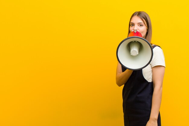 Jonge mooie vrouw met een megafoon