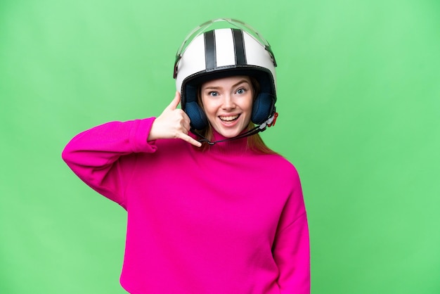 Jonge mooie vrouw met een motorhelm over geïsoleerde chroma key achtergrond telefoongebaar maken Bel me terug teken